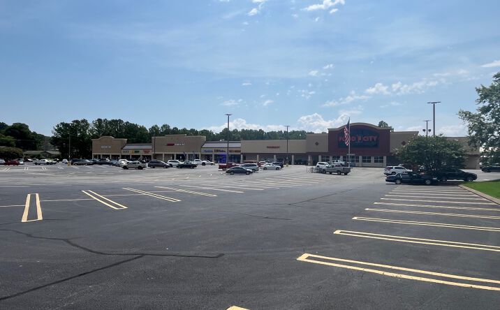 Pictures of Retail property located at 8530 Hixson Pike, Lakesite, TN 37343 for lease - image #1