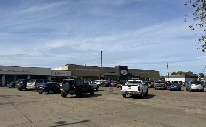 Pictures of Retail property located at 207 N Davis Ave, Cleveland, MS 38732 for lease - image #1