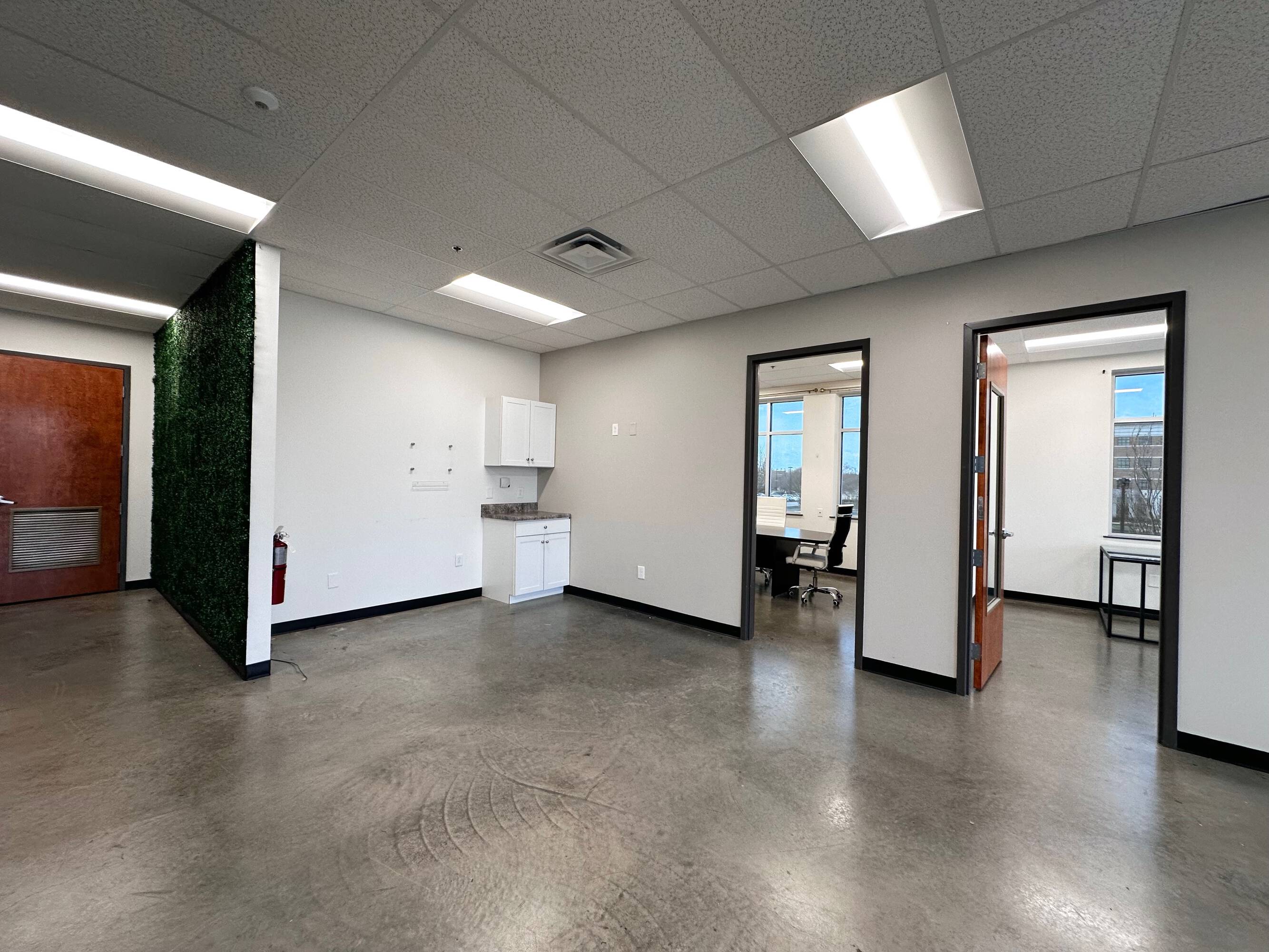 2562418