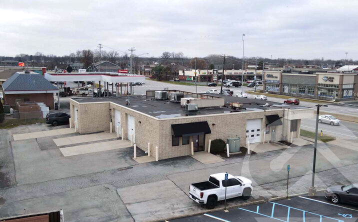 Pictures of Retail property located at 6733 Airport Highway, Holland, OH 43528 for lease - image #1
