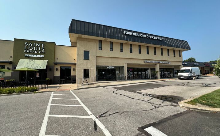 Pictures of Office property located at 102 Four Seasons Shopping Center, Chesterfield, MO 63017 for lease - image #1