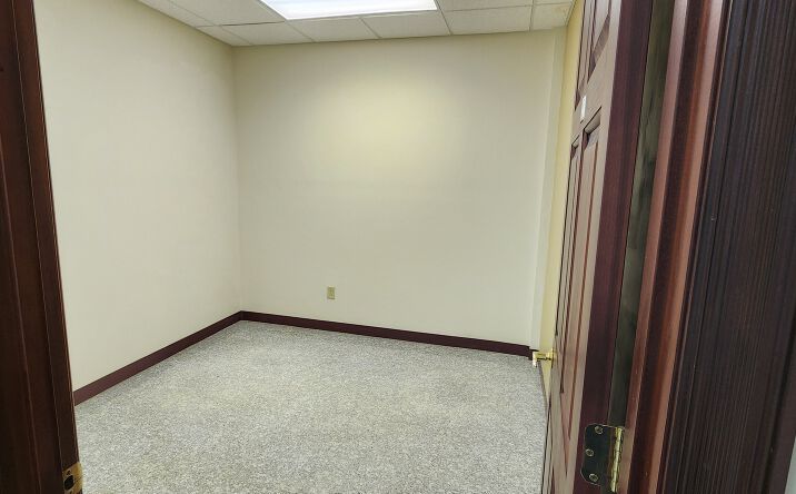 Pictures of Office property located at 815 John St, Evansville, IN 47713 for lease - image #1