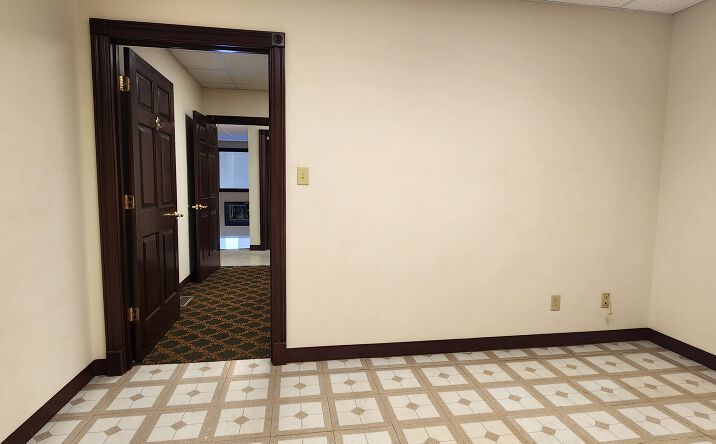 Pictures of Office property located at 815 John St, Evansville, IN 47713 for lease - image #1