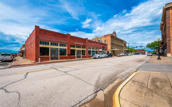 Pictures of Office property located at 112 East Main Street, Waxahachie, TX 75165 for lease - image #1