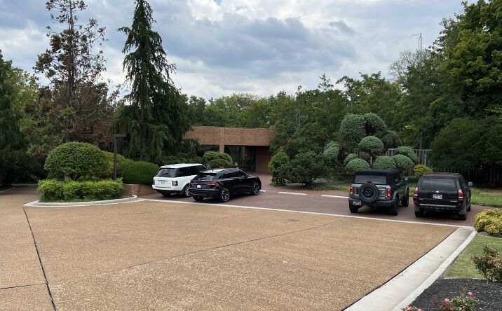 Pictures of Office property located at 6416 Deane Hill Dr, Knoxville, TN 37919 for lease - image #1