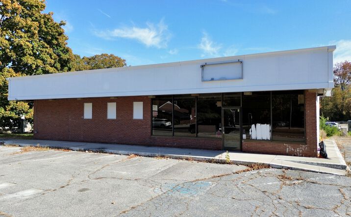 Pictures of Retail property located at 863 Norwich-New London Turnpike, Montville, CT 06382 for lease - image #1