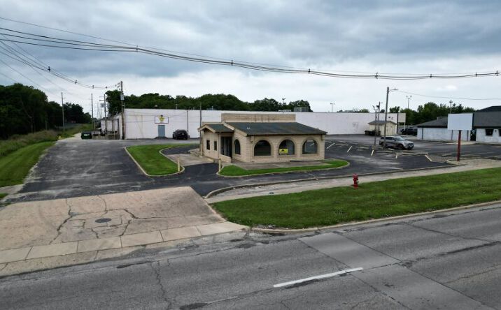 Pictures of Retail, Office property located at 2801 N Main St, Decatur, IL 62526 for lease - image #1