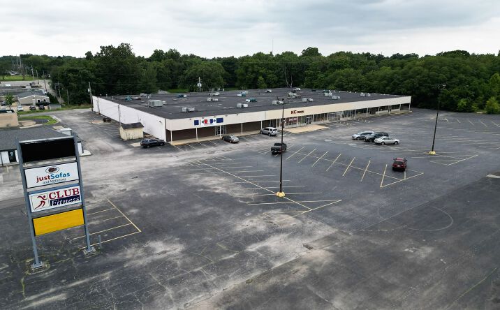 Pictures of Retail property located at 2807-2825 N Main St, Decatur, IL 62526 for lease - image #1