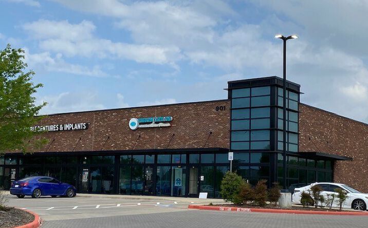 Pictures of Retail property located at 901 E Harwood Rd, Euless, TX 76039 for lease - image #1