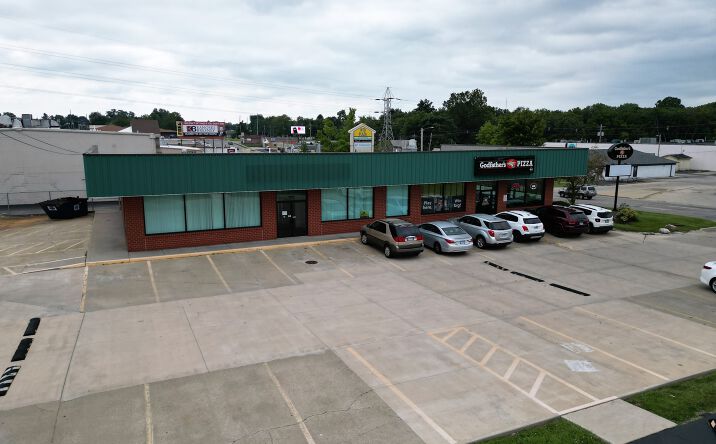 Pictures of Retail property located at 2807 N Main St, Decatur, IL 62526 for lease - image #1