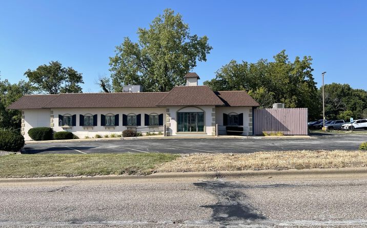 Pictures of Office, Restaurant, Retail property located at 4403 BROADWAY Street, Quincy, IL 62305 for lease - image #1