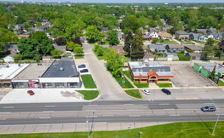 Pictures of Retail property located at 32302 Woodward Ave, Royal Oak, MI 48073 for lease - image #1