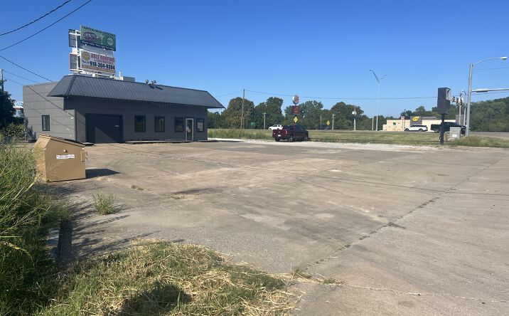 Pictures of Retail, Land, Office property located at 812 E Trudgeon St, Henryetta, OK 74437 for lease - image #1