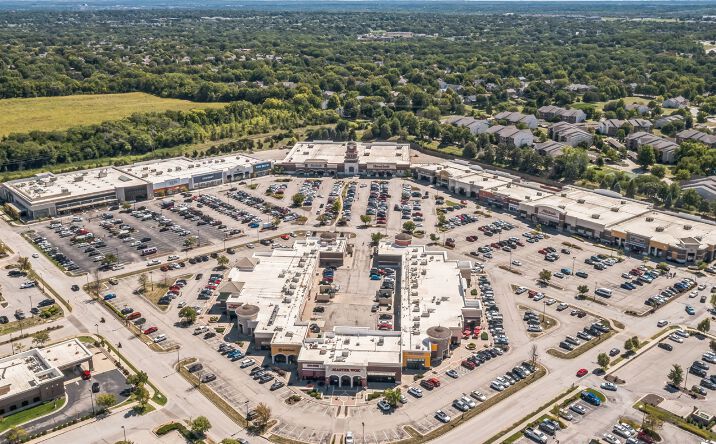 Pictures of Retail property located at 14941 W 119th St, Olathe, KS 66062 for lease - image #1