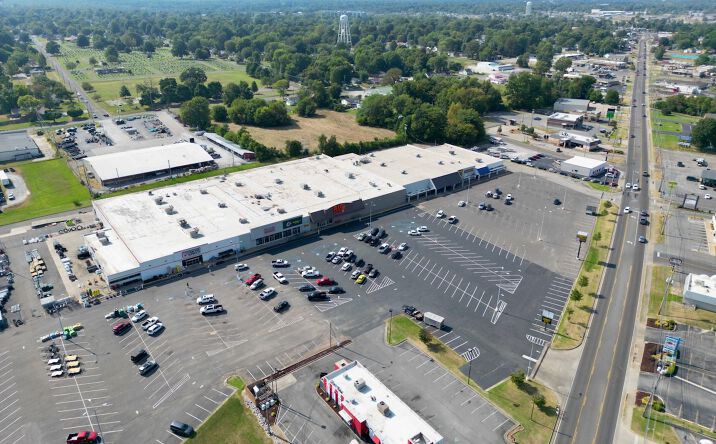 Pictures of Retail property located at 1111 Paris Rd, Mayfield, KY 42066 for lease - image #1