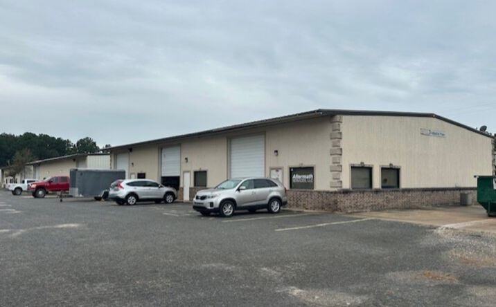 Pictures of Industrial property located at 10 Collins Industrial Pl, North Little Rock, AR 72113 for lease - image #1