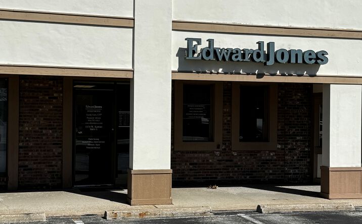 Pictures of Retail, Office property located at 1170 W Kansas St, Liberty, MO 64068 for lease - image #1