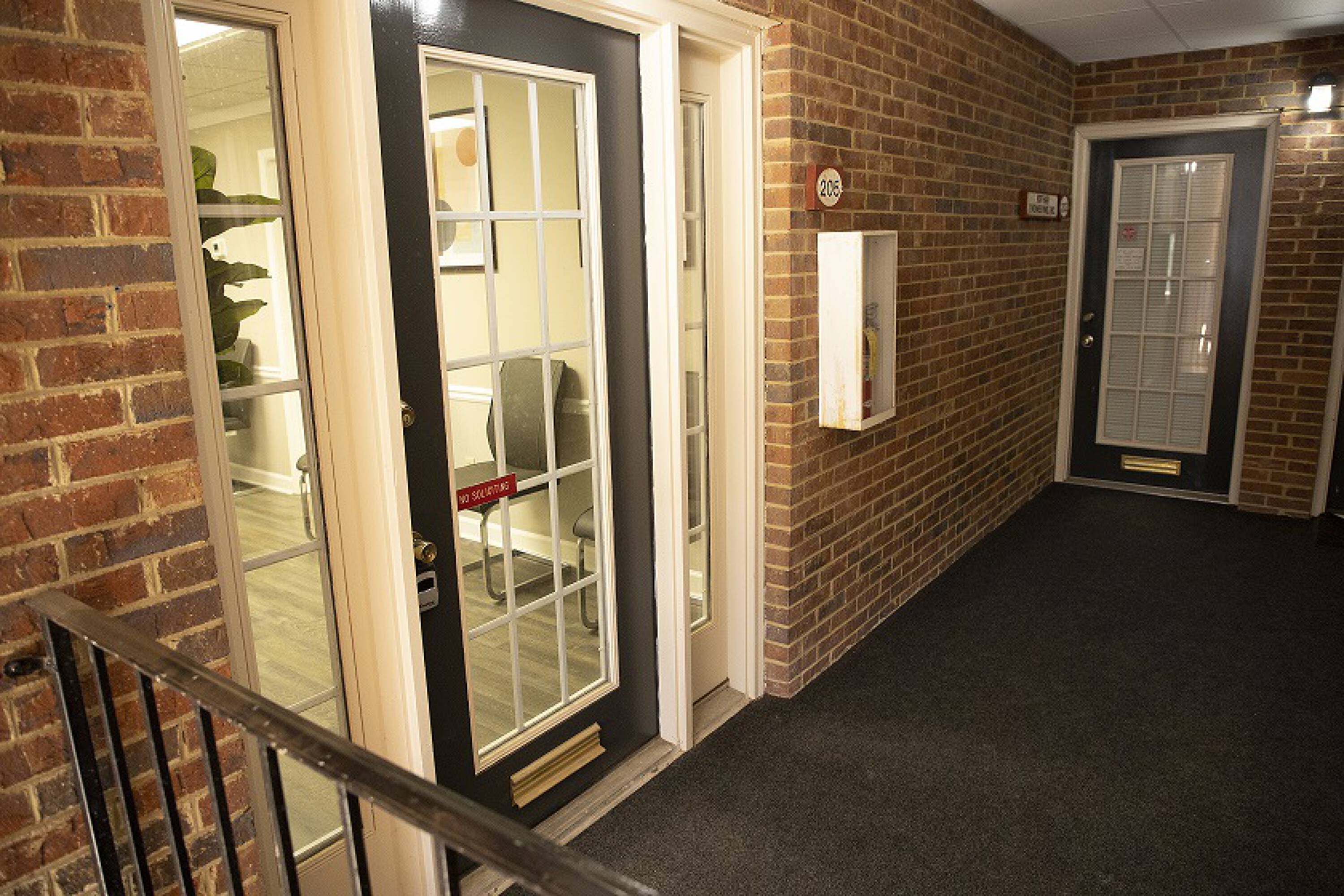 425 E Crossville Rd, Roswell, GA 30075