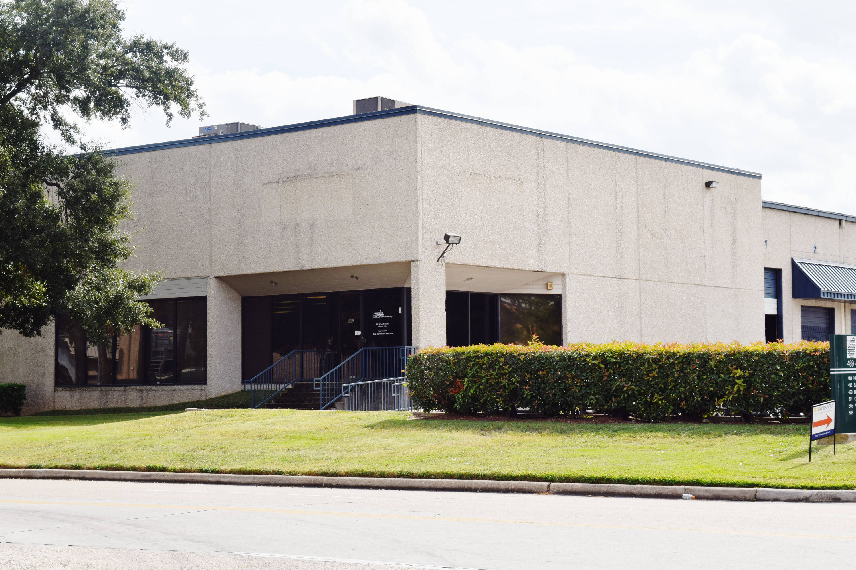 Exterior view of Pine Forest Business Park 13, an industrial property located at 501 W 38th St, Houston, TX 77018.