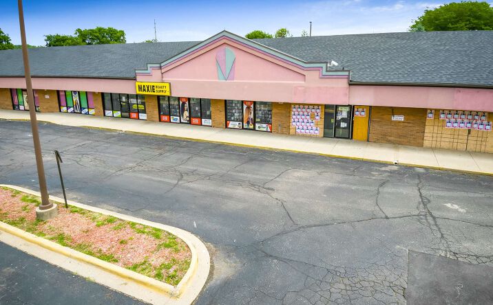 Pictures of Retail, Office property located at 200 N MacArthur Hwy, Peoria, IL 61605 for lease - image #1