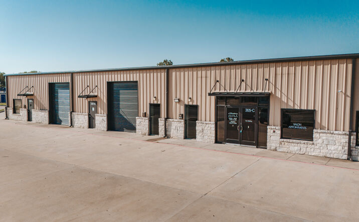 Pictures of Retail, Office, Special Purpose property located at 305 Sam Houston Dr, Victoria, TX 77901 for lease - image #1