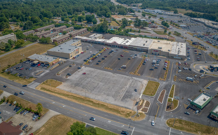 Pictures of Retail property located at 1700 Darby Dr, Florence, AL 35630 for lease - image #1
