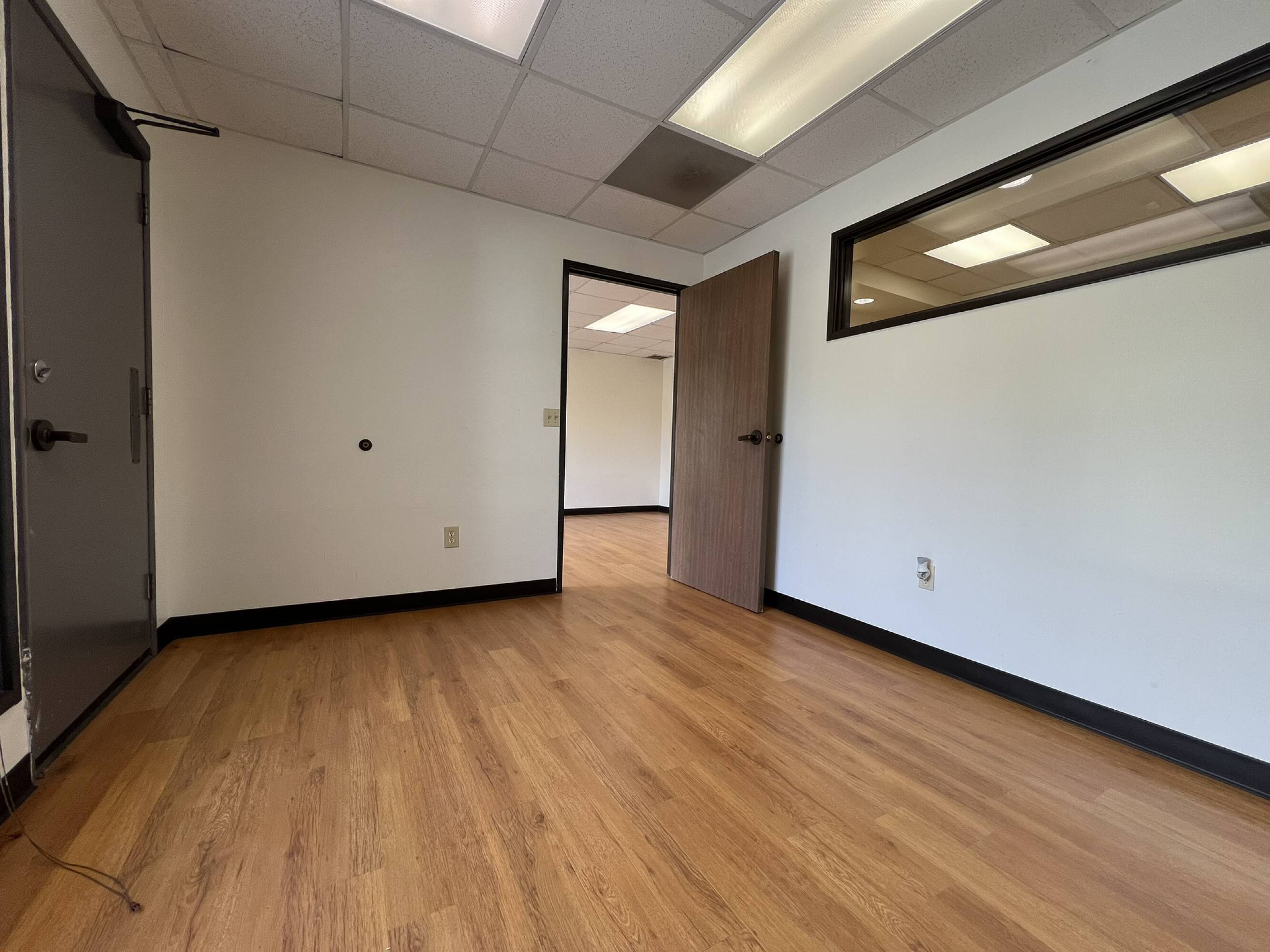 28215 Agoura Rd, Agoura Hills, CA 91301