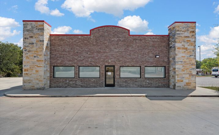 Pictures of Retail, Restaurant property located at 818 S Loop 121, Belton, TX 76513 for lease - image #1