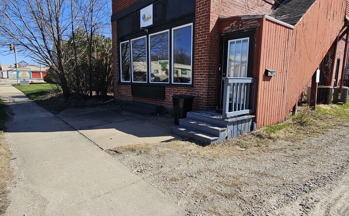 Pictures of Office property located at 602 W Burlington Ave, Fairfield, IA 52556 for lease - image #1