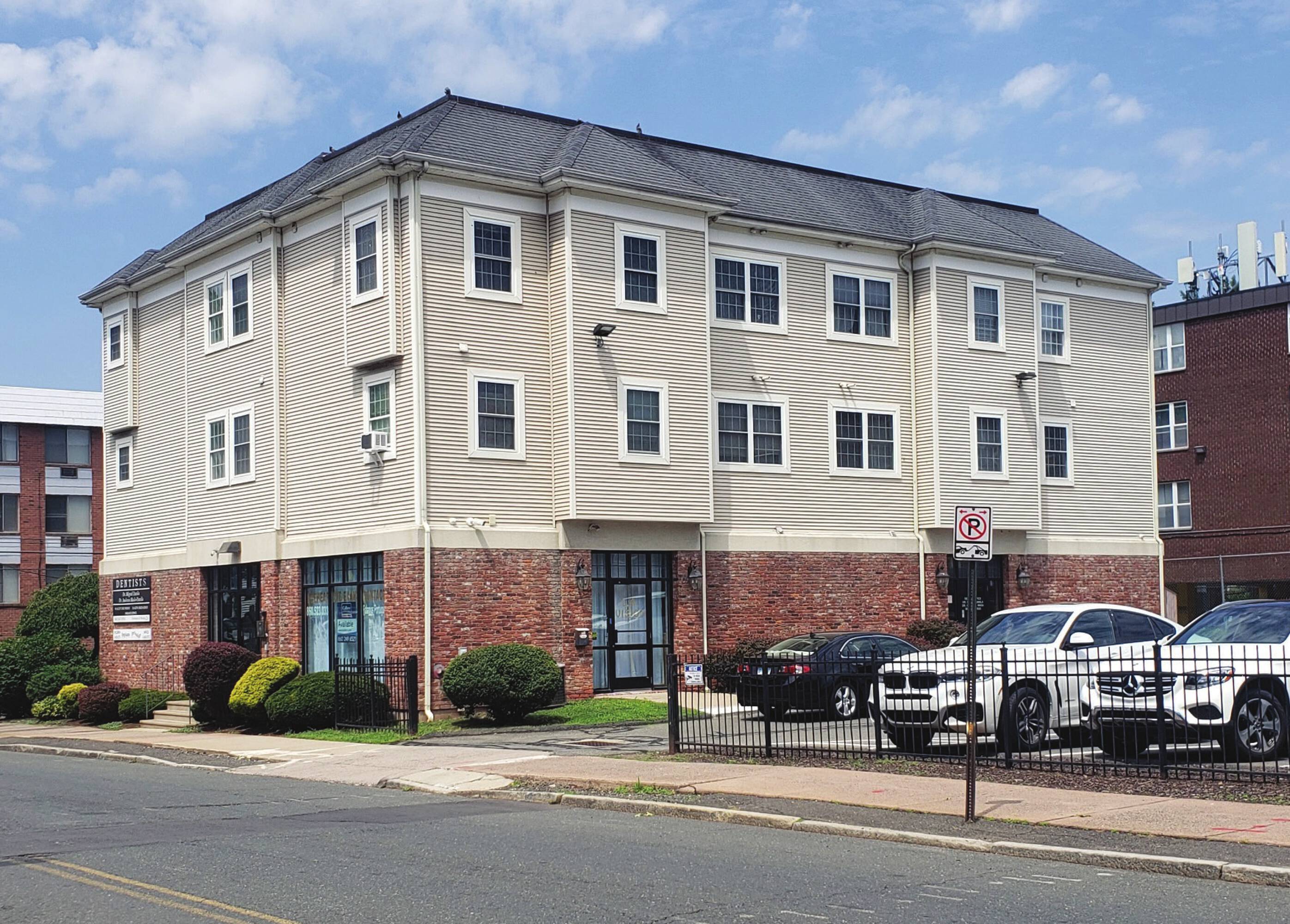 112 S Whitney St, Hartford, CT 06106