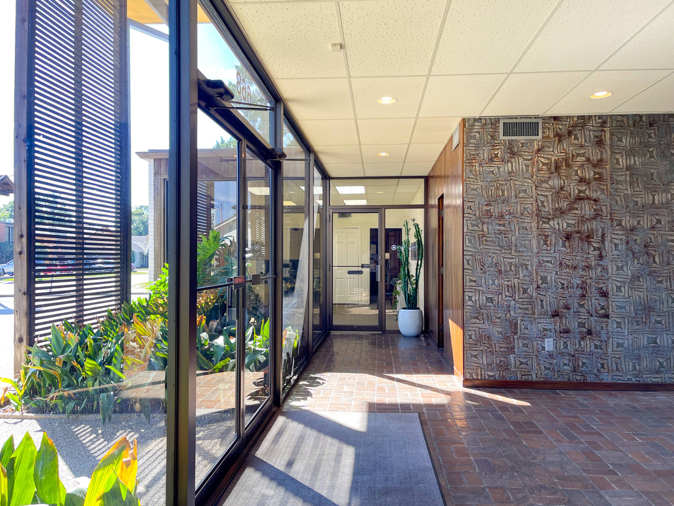 668 S Foster Dr, Baton Rouge, LA 70806