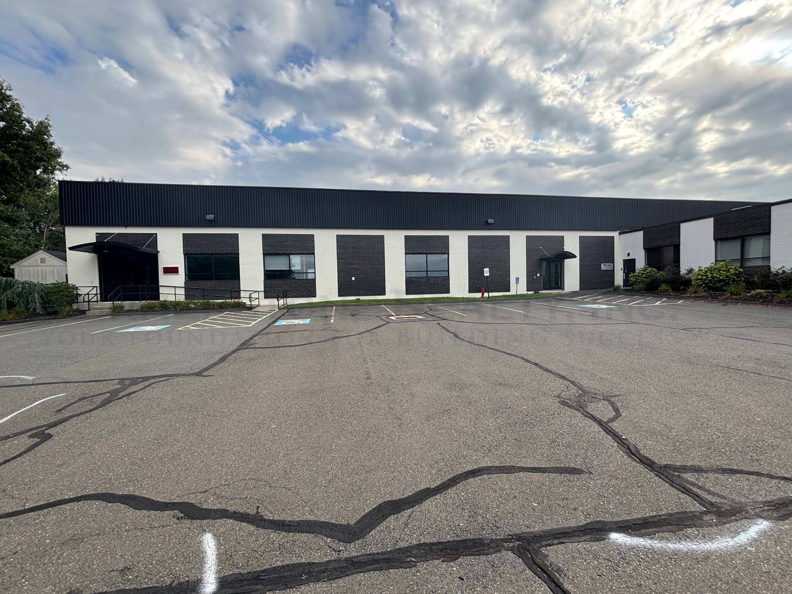 562 Captain Neville Dr, Waterbury, CT 06705