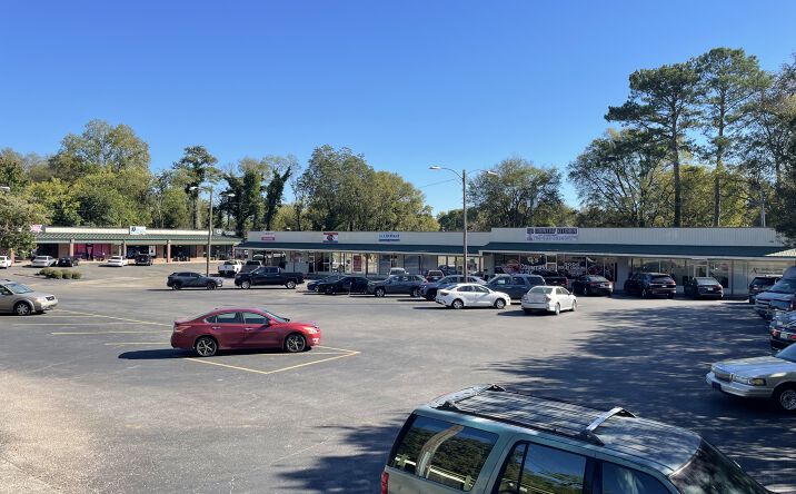 Pictures of Retail, Restaurant property located at 2501 NW Oakwood Ave, Huntsville, AL 35810 for lease - image #1