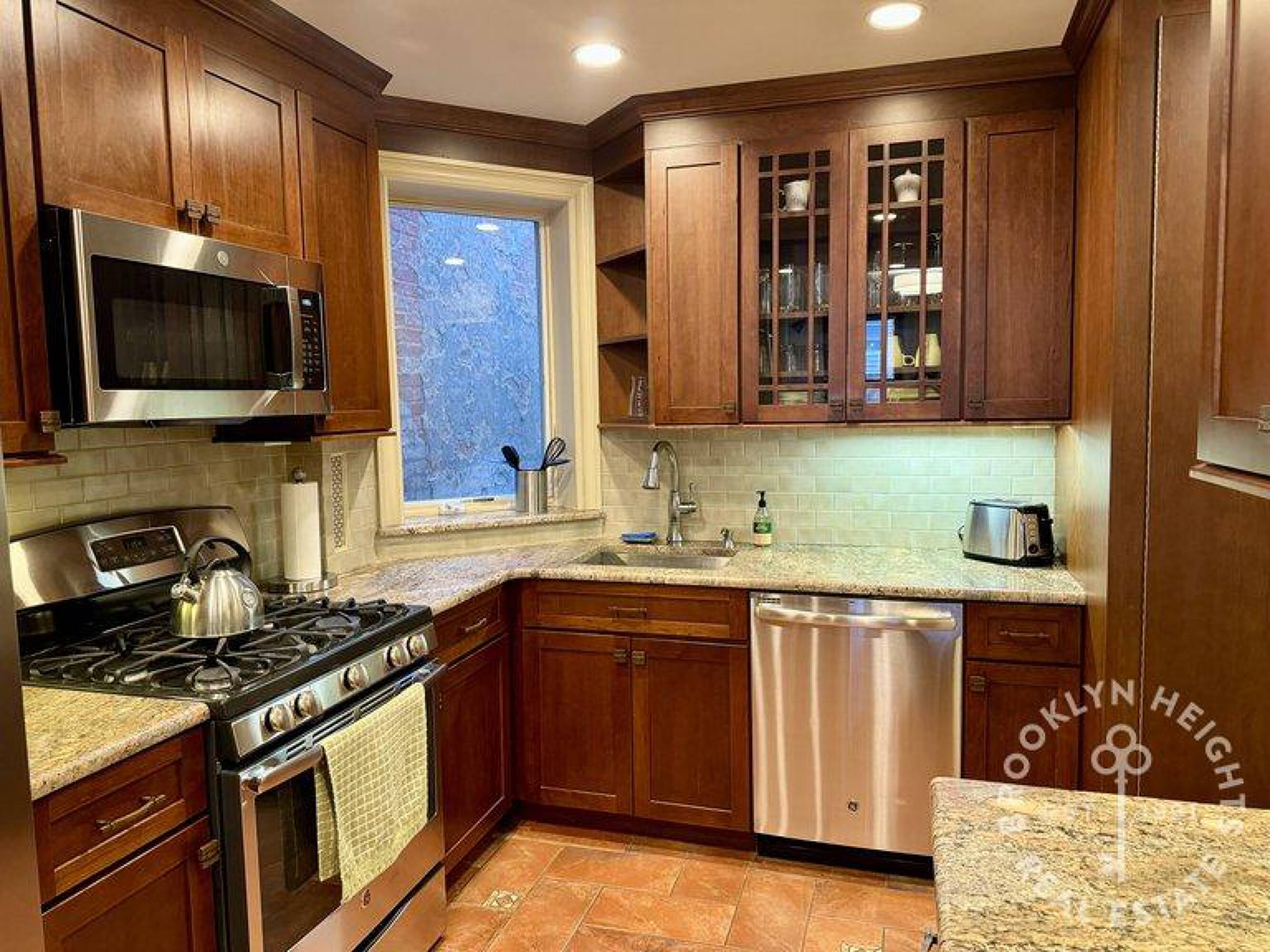 Pineapple St, New York, NY 11201