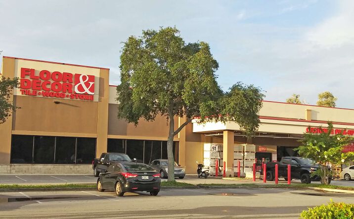 Pictures of Retail property located at 1900 – 2100 34th Street N, St. Petersburg, FL 33713 for lease - image #1