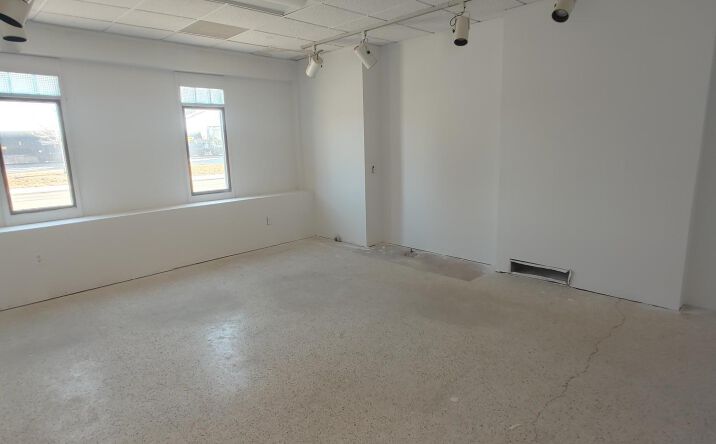 Pictures of Office, Retail property located at 814 E RIVER Drive, Davenport, IA 52803 for lease - image #1