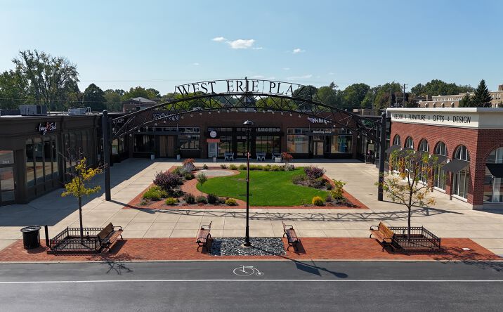Pictures of Retail, Restaurant property located at 800 W Erie Plaza Dr, Erie, PA 16505 for lease - image #1
