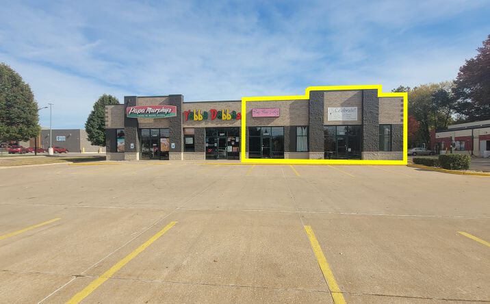 Pictures of Retail property located at 3203 Devils Glen Rd, Bettendorf, IA 52722 for lease - image #1