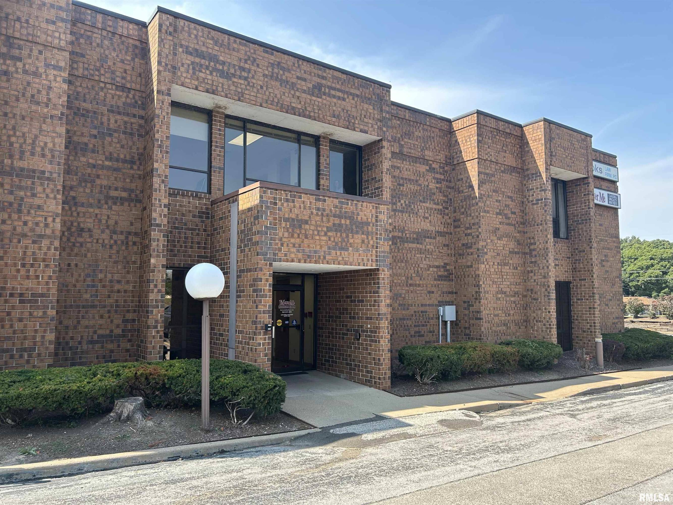 3425 E LOCUST Street, Davenport, IA 52807