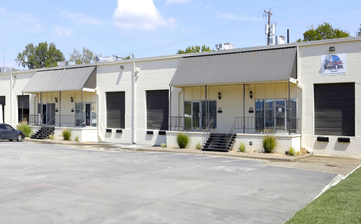 Pictures of Industrial property located at 802 - 806 N Great Southwest Parkway, Arlington, TX 76011 for lease - image #1