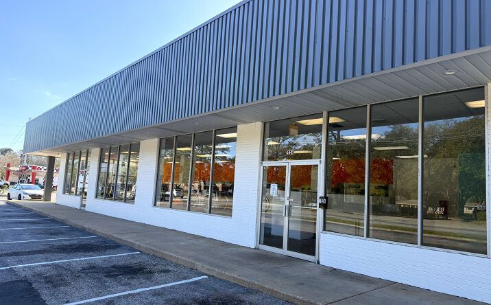 Pictures of Restaurant, Special Purpose, Retail property located at 1924 Dauphin Island Pkwy, Mobile, AL 36605 for lease - image #1