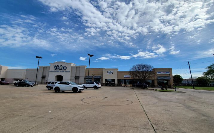 Pictures of Retail property located at 2984 W Wheatland Rd, Dallas, TX 75237 for lease - image #1
