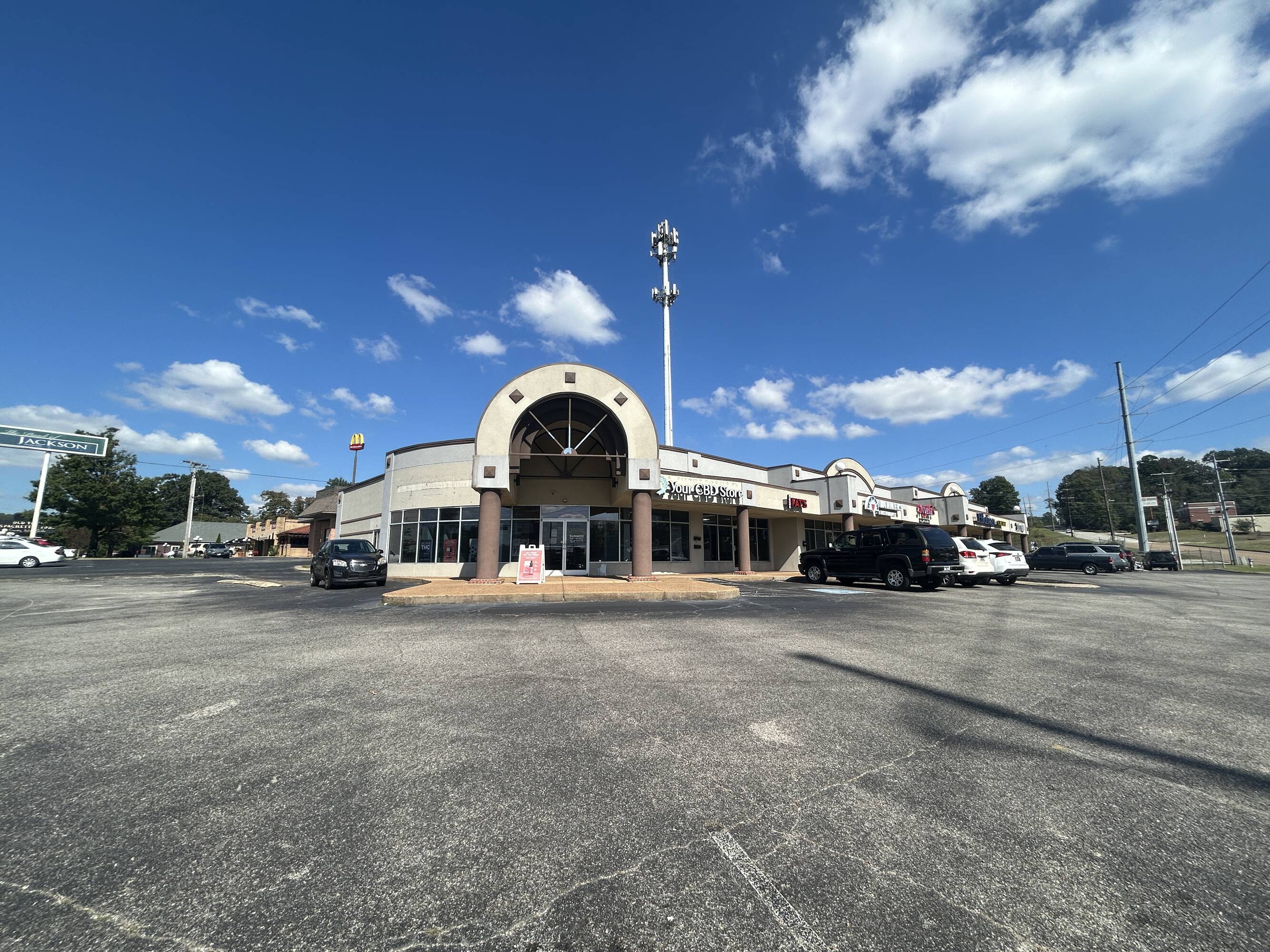 566 Carriage House Dr, Jackson, TN 38305