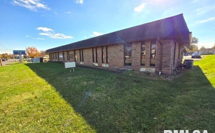 Pictures of Office property located at 2801 BROADWAY Street #A, Mt Vernon, IL 62864 for lease - image #1