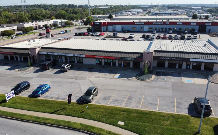 Pictures of Retail property located at 4131 S 84th St, Omaha, NE 68127 for lease - image #1