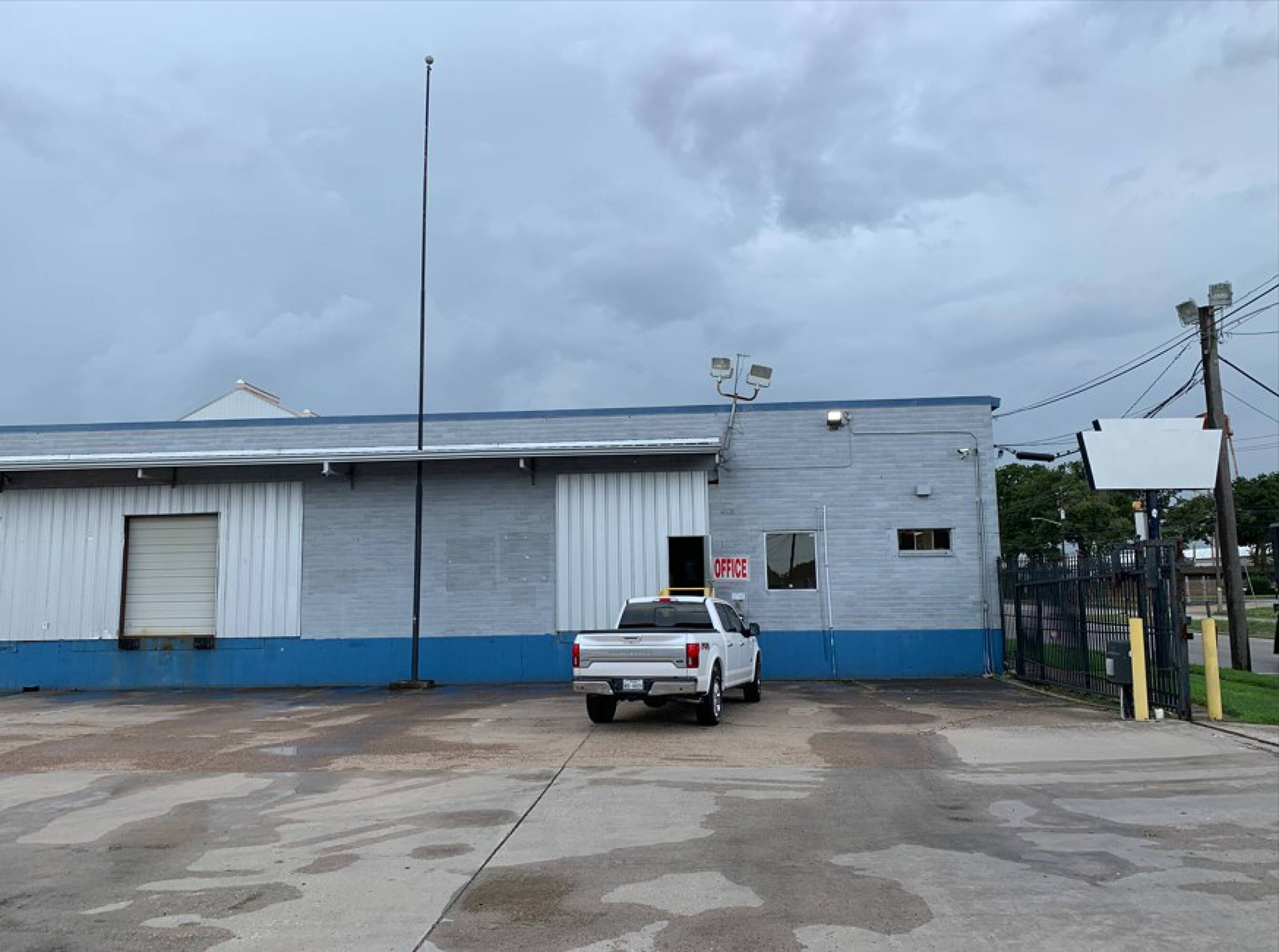 ±53,573 SF Office | Warehouse