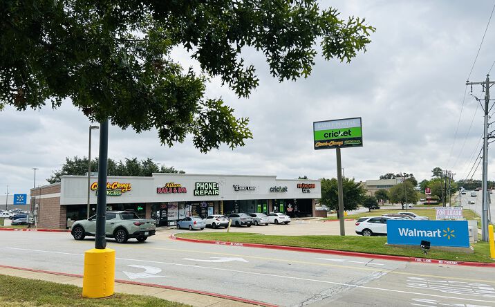 Pictures of Retail, Office, Restaurant property located at 900 N Walnut Creek Dr, Mansfield, TX 76063 for lease - image #1