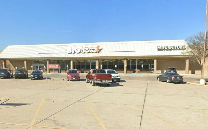 Pictures of Retail property located at 825 W Centerville Rd, Garland, TX 75041 for lease - image #1