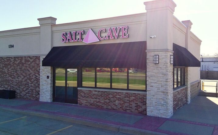 Pictures of Retail, Office, Restaurant property located at 1314 W Pioneer Pkwy, Peoria, IL 61615 for lease - image #1