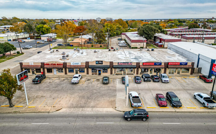 Pictures of Retail property located at 929 Lake Air Dr, Waco, TX 76710 for lease - image #1
